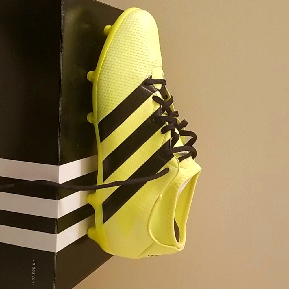 New Adidas Soccer AQ3439 size 10
